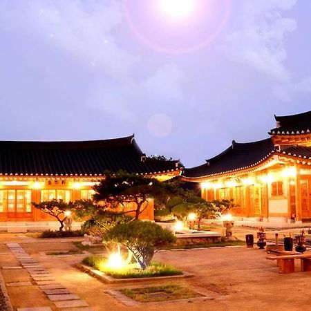 Hwangnamguan Hanok Village Кьонджу Екстер'єр фото