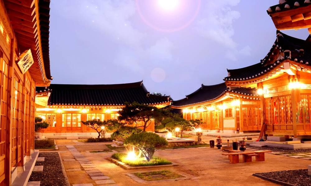 Hwangnamguan Hanok Village Кьонджу Екстер'єр фото