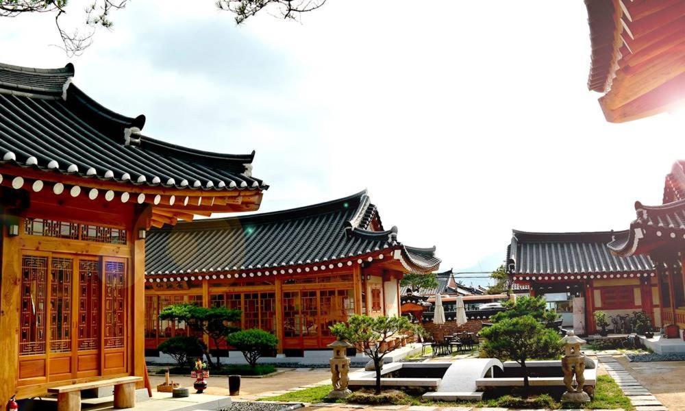 Hwangnamguan Hanok Village Кьонджу Екстер'єр фото
